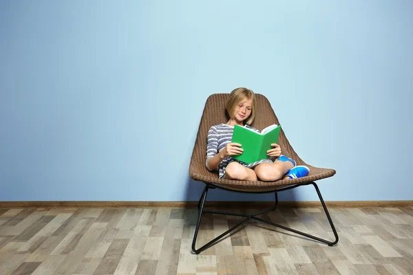 Bonito livro de leitura menina — Fotografia de Stock