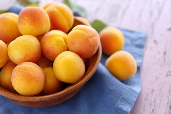 Fresh apricots in bowl — Stock Photo, Image