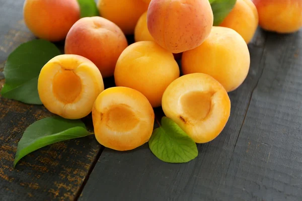 Fresh ripe apricots — Stock Photo, Image