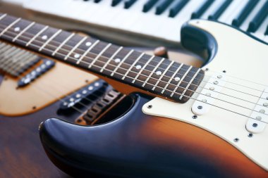 Elektro gitar ve synthesizer 