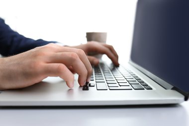 adamın elleri yazarak 