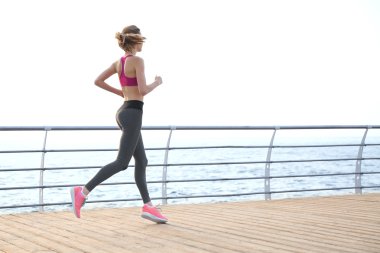 çalışan genç bir kadın  