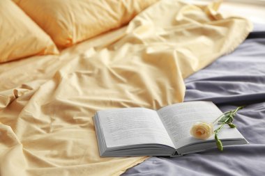 Açık kitap ve güzel çiçek