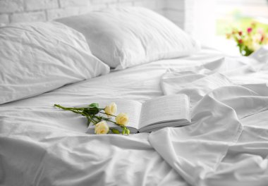 Açık kitap ve güzel çiçek