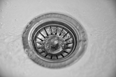 Islak metalik beyaz lavabo drenaj