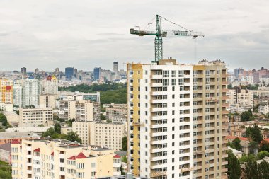 İnşaat alanında yüksek katlı bina ile