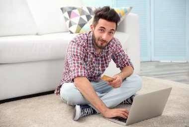 kredi kartı ile adam  