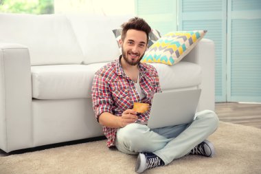 kredi kartı ile adam  