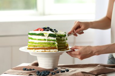 Kadın kesme lezzetli pasta