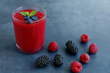 Taze berry kokteyl