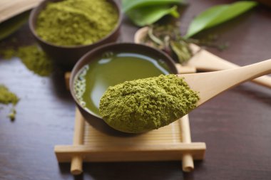 Bambu kaşıkla matcha çay
