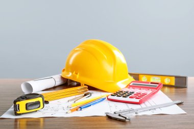 İnşaat planları araçları ve kask 