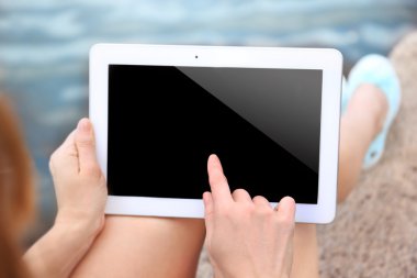 kadın holding tablet  