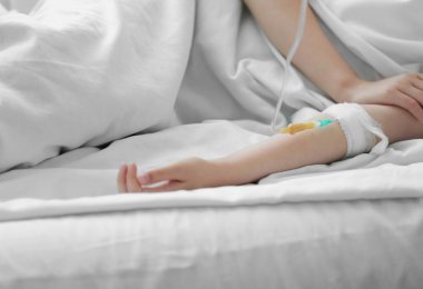 Kız el damla infüzyon ile