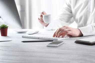 Bilgisayarda çalışan iş adamı 