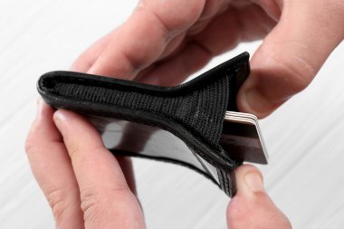 Kredi kartı sahibinin tutan erkek el 