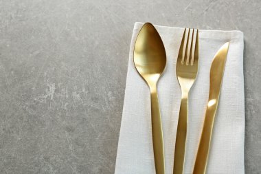 Tablo ayarı ile çatal bıçak takımı 