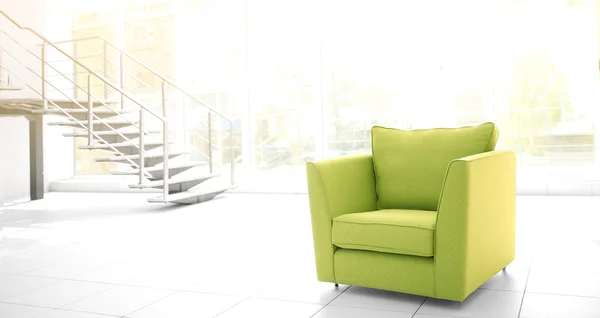 Bekväm grön stol inomhus — Stockfoto
