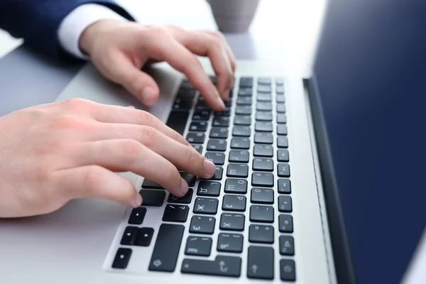 Man hands typing — Stock Photo, Image
