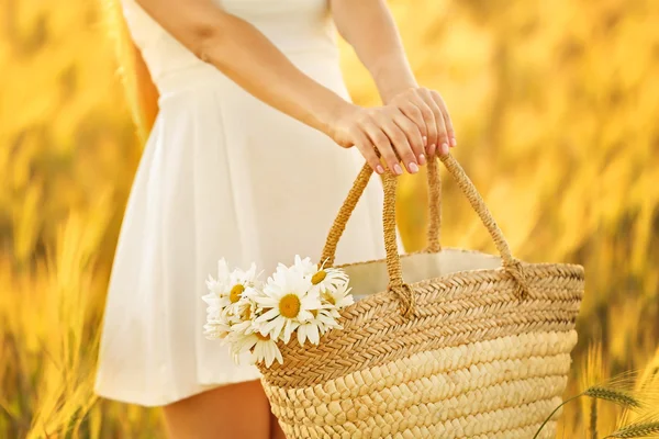 Frau mit Tasche mit Kamille — Stockfoto