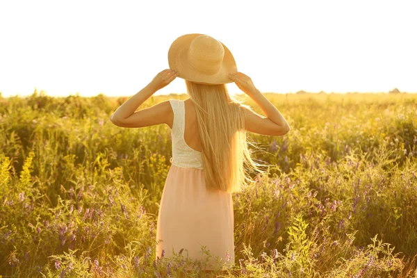 Mooie vrouw in veld — Stockfoto