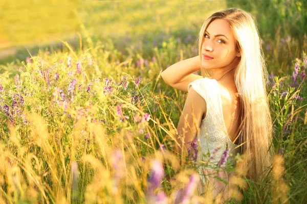 Mulher bonita no campo — Fotografia de Stock