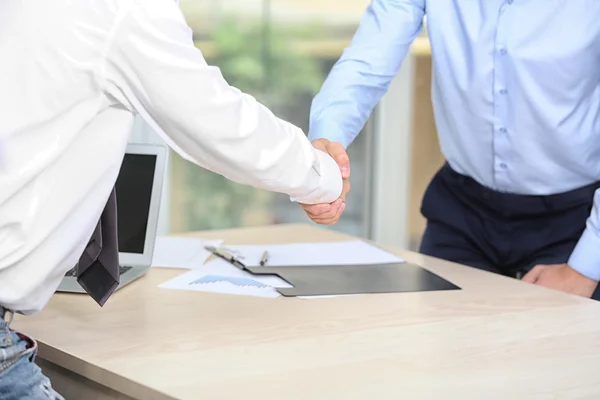 Empresarios dándose la mano —  Fotos de Stock