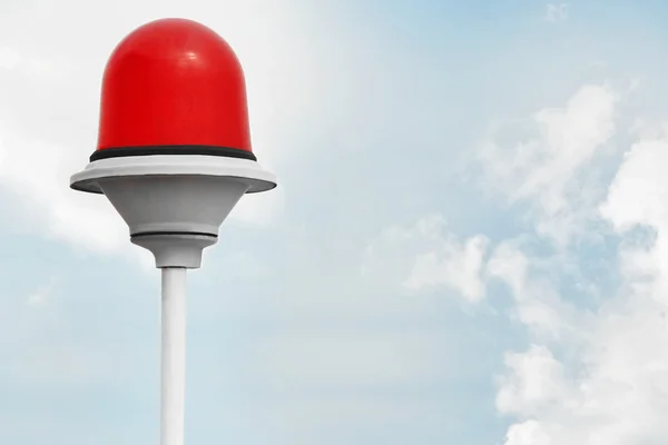 Röd lampa inlägg på himlen — Stockfoto
