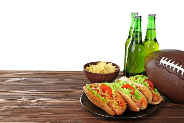 Bierflessen en snack — Stockfoto