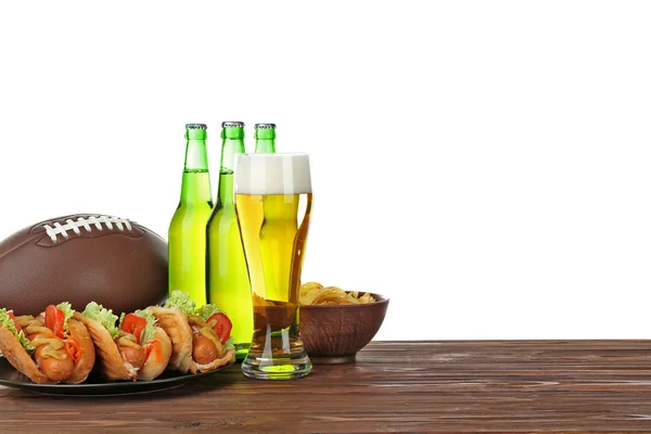 Copo de cerveja com garrafas e lanche — Fotografia de Stock