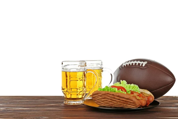 İki bardak bira ve snack — Stok fotoğraf