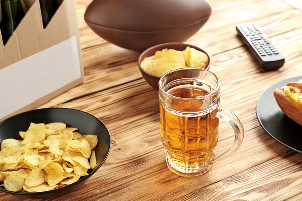 Verre de bière avec collation et boule — Photo