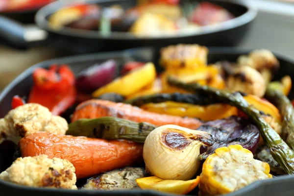 Grillezett zöldségekkel a serpenyőben — Stock Fotó