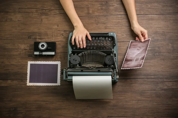 Mani che lavorano con macchina da scrivere retrò — Foto Stock