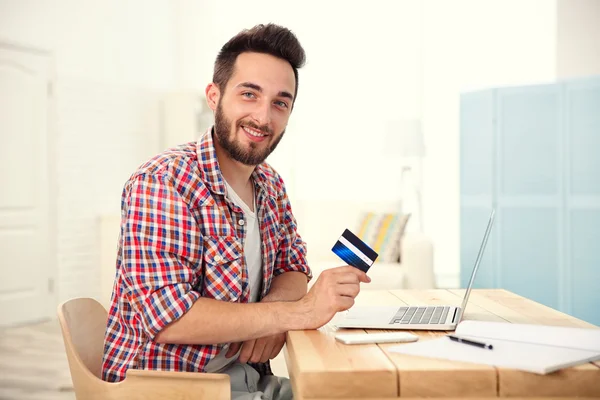 Mann mit Kreditkarte — Stockfoto