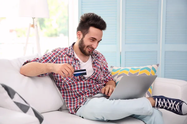 Hombre usando tarjeta de crédito —  Fotos de Stock