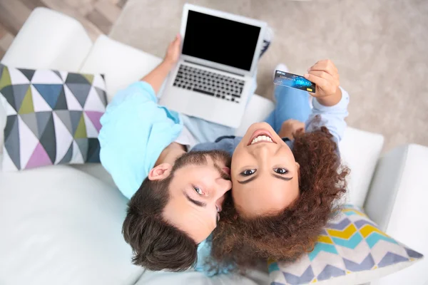 Jonge man en vrouw — Stockfoto