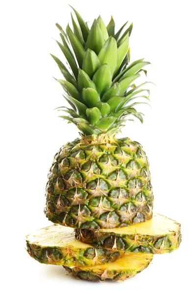 Ananas con fette su bianco — Foto Stock