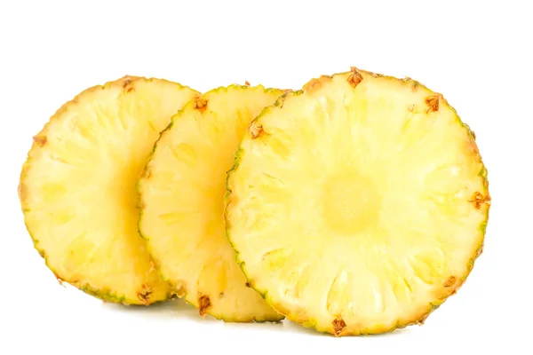 Ananas skivor på vit — Stockfoto