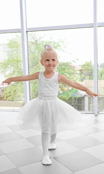 Weinig meisje beoefenen ballet — Stockfoto