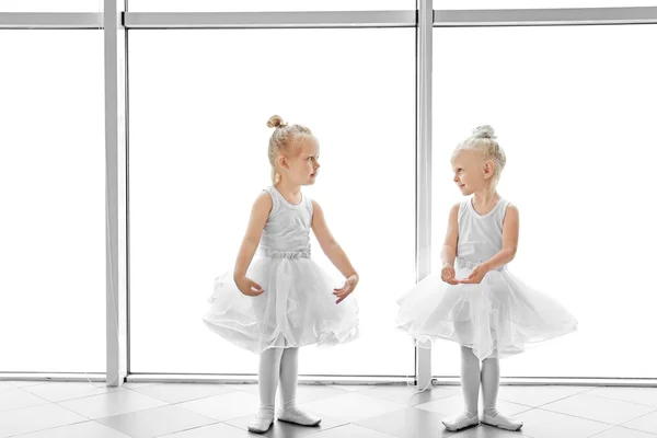 Chicas Lindas Practicando Ballet Clase —  Fotos de Stock