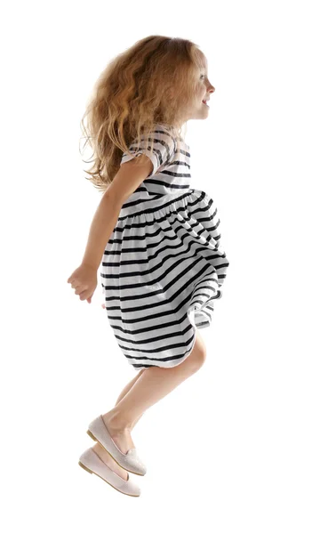 Веселая маленькая девочка прыгает — стоковое фото
