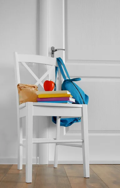 Schoolbag con pranzo su sgabello — Foto Stock