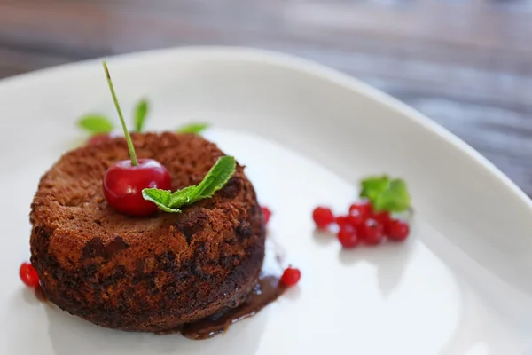 Läckra fondant på tallrik, närbild — Stockfoto