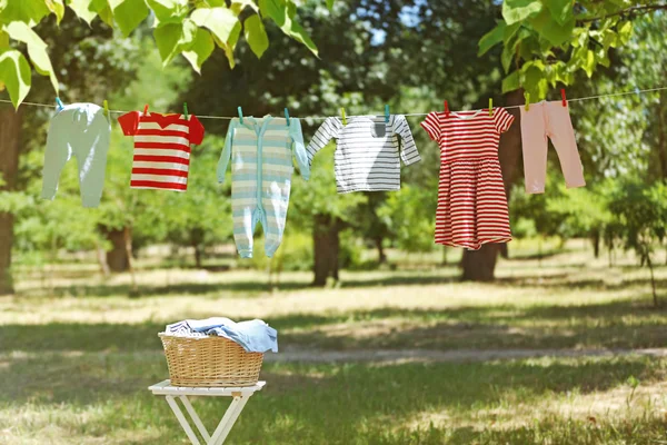 Bebê roupa pendurada — Fotografia de Stock