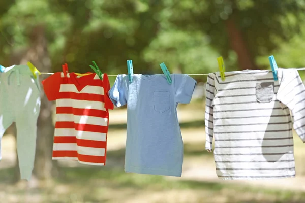 Bebé lavandería colgando —  Fotos de Stock