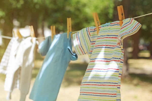 Bebê roupa pendurada — Fotografia de Stock