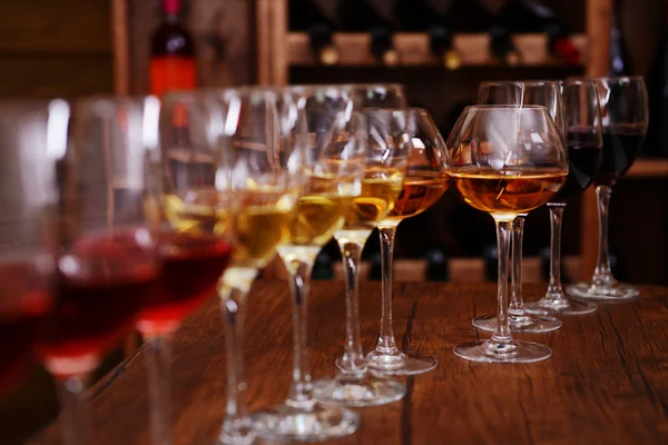 Many glasses of different wine — Stock Photo, Image