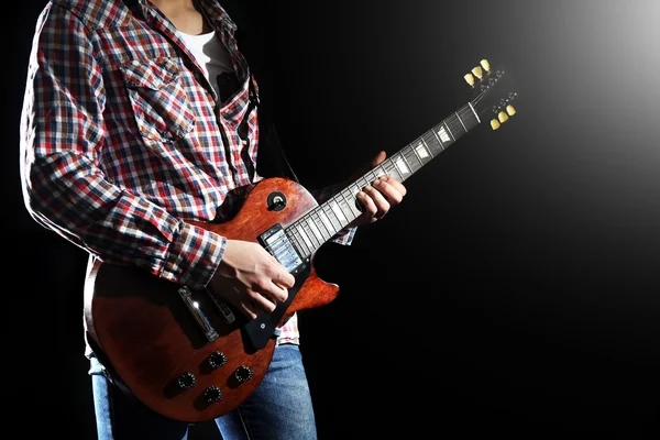 Jovem tocando guitarra elétrica — Fotografia de Stock