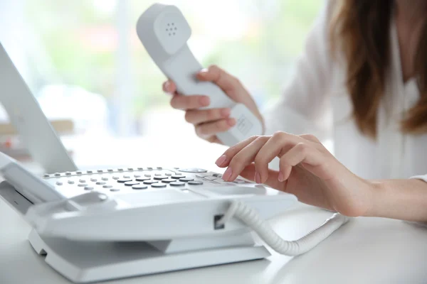 Geschäftsfrau mit IP-Telefon — Stockfoto